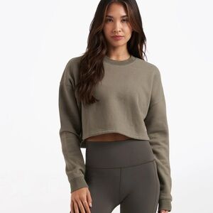 Vuori Cropped Restore Crew in Oregano Size Large